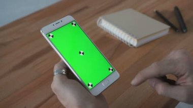 Masada yeşil ekran ekranlı telefonu kullanan adam