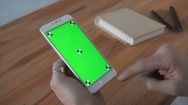 Man använder telefon med grön skärm håll i händer — Stockvideo