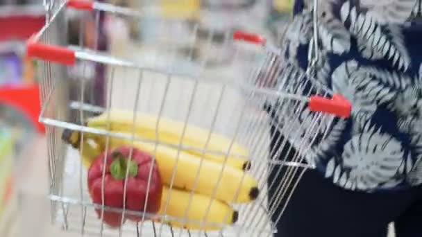 Schot van winkels ijzeren Handcart met Greengrocery producten binnen — Stockvideo