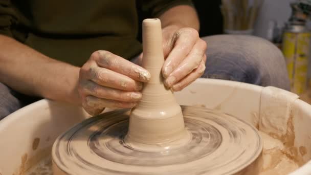Adam bir potters tekerlek yalnızca el ile çalışır — Stok video