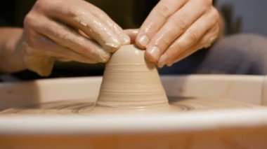 Kil ware potters tekerlek üzerinde yapma eller mans