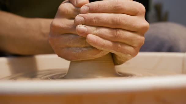 Чоловік робить глиняний посуд на гончарному колесі — стокове відео