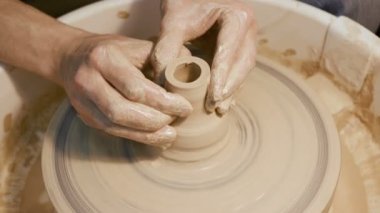 Adam bir potters tekerlek yalnızca el ile çalışır