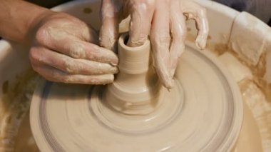 Kil ware potters tekerlek üzerinde yapma eller mans