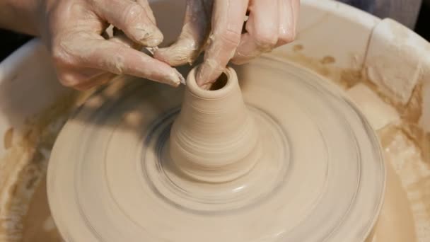 在陶工的车轮上制作粘土制品的人类手 — 图库视频影像