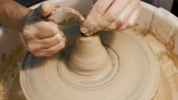 Mens werken met een wiel van de pottenbakkers, alleen handen — Stockvideo