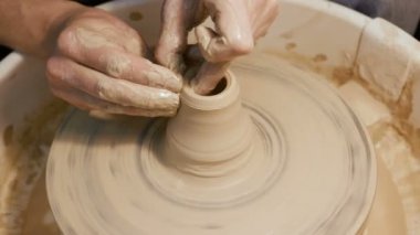 Adam bir potters tekerlek yalnızca el ile çalışır