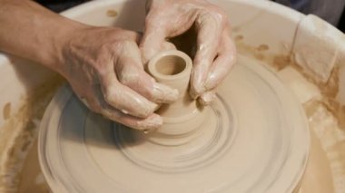 Adam bir potters tekerlek yalnızca el ile çalışır