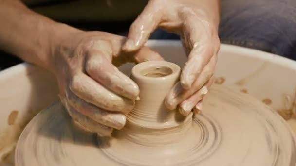 Mans mains faisant la vaisselle d'argile sur la roue des potiers — Video