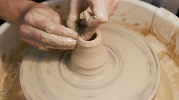 人工作与陶艺家轮子, 仅手 — 图库视频影像
