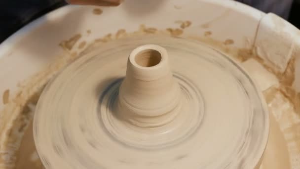 Руки каменщиков, делающих глиняную посуду на гончарном круге — стоковое видео