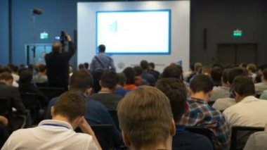 Konferans Auditorium'da perde ile oturma ve bekleyen insanlar