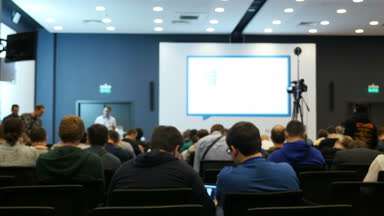 Konferans Auditorium'da perde ile oturma ve bekleyen insanlar