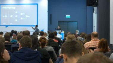 Ekran ve konuşma Finans Forumu'nda iş eğitim Konferansı'nda gösterilen adam