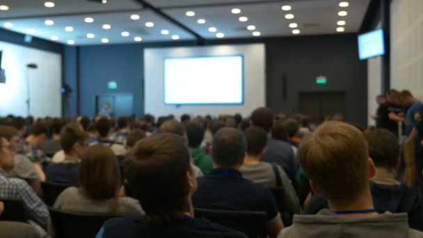 Conferenza stampa per giornalisti nel business center hall con fila di posti a sedere — Video Stock