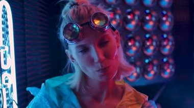 Genç Portre Seksi Oyuncu 30 'lu Komik Kadın Sakız Üflüyor Pembe Işık Mavisi