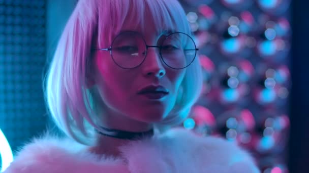 Portrait Beautiful Trendy 30s Girl Confident Looking Camera and Smile at Party — Stock Footage Portrait Beautiful Trendy 30s Girl Confident Looking Camera and Smile at Party — Stock Video