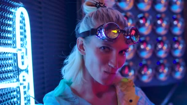 Portrét mladý sexy hravý blond 20s legrační dívka foukání bublina žvýkačka a tanec — Stock video