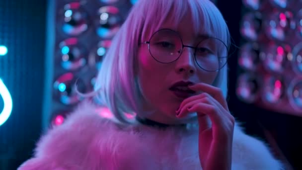 Portrait Confiant et élégant 30s Femme Gros plan dans la salle de couleurs roses colorées 