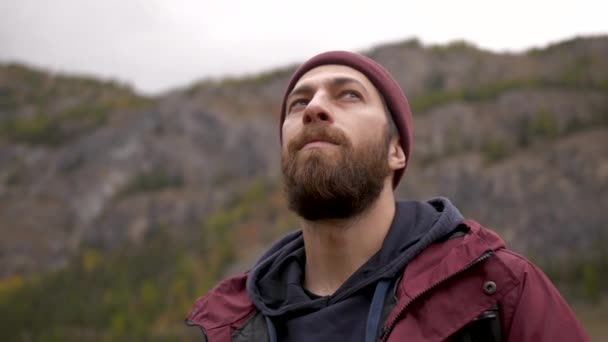 Portret Active Traveler Man staat in pittoreske natuur van wilde dieren van dichtbij — Stockvideo