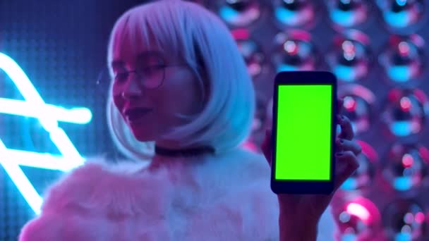 Žena pomocí Smartphone představuje zelenou obrazovku Mobilní telefon šablony Chroma Key