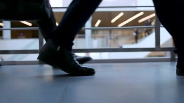 Ofis Yöneticileri ve Takım Elbiseli İşadamları Çalışmaya Yakın