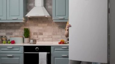 Mutlu 30 'lu yıllar Anne Ev Mutfağında Dans Ediyor