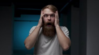 20 'li yaşlarda Avrupalı bir adam 4K problemleri karşısında dehşete düştü ve şok oldu.