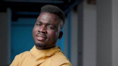 Genç, sakallı, gülümseyen bir Afrikalı. Portre Yakın Ön Görünüm