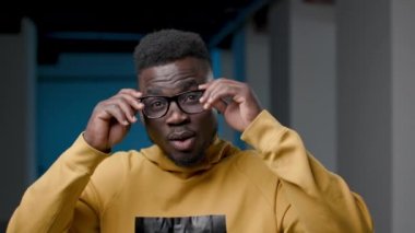Genç Sakallı Afrikalı Adam Şaşırdı ve Heyecanlandı. Portre Yakın Ön Görünüm