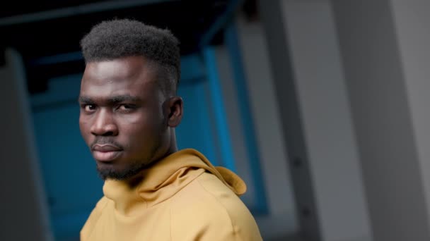 30-an Pemuda Tampan Afrika Man dalam Pakaian Kasual Menunjukkan Serius Melihat ke Kamera — Stok Video