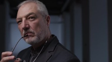 60 'ların Ciddi Profesyonel Zeki Kıdemli Adamı Ofiste Tek Başına Yaklaş