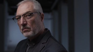 50 'lerin Odaklanmış Olgun Adamı Gözlük Gözlüğünü Çıkarttı Yüzünün yarısını Kapattı