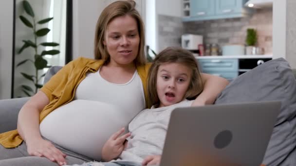30s giovane donna e carina bambina che chatta sulla videochiamata utilizzando il computer portatile — Video Stock