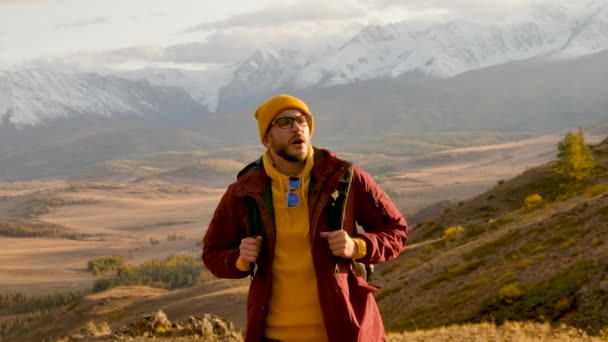 Hombre de 30 años retrato de pie en un gran pico sonriente Viajes seguros y satisfechos — Vídeos de Stock