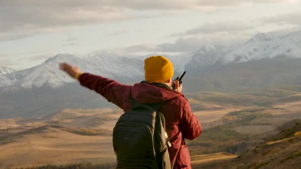 Kayıp Sırt Çantası Gezgini Dağ Dönüşü 'nde El sallıyor Yakından Görüntü Yakından Çekim — Stok video