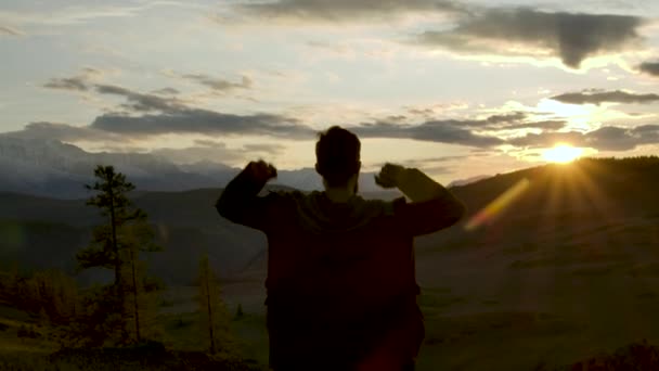 30 Jonge man triomfantelijk beweegt schaduw silhouet terug geschoten met zonsondergang achtergrond — Stockvideo