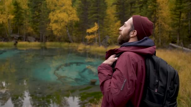 Adult Backpacker Ταξιδιώτης Αρσενικό Απολαμβάνοντας Γραφική Λίμνη Βλέπει Βασική Έννοια — Αρχείο Βίντεο