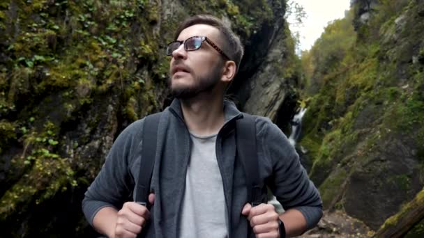 Veselý Camping Hiker Guy Prozkoumání Přírodní Okolí Tvář Closeup koncept — Stock video