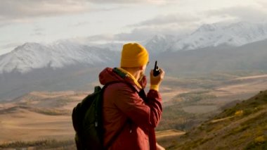 30 'ların Endişeli Genç Yetişkin Dağ Gezgini Radyo ile Hareketli Konuşmalar