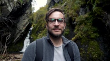 Erkek Adam Olumlu Memnuniyet Duygusu Yosunlu Arka plan Kapanış Portresi Konsepti