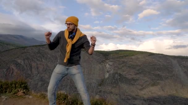 Alegre feliz homem engraçado despreocupado dança no incrível naturalista trekking caminho — Vídeo de Stock