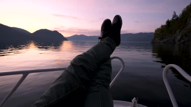 Individuele Explorer Alleen Buiten op Bergen en Bos Isle Boat Expeditie — Stockvideo
