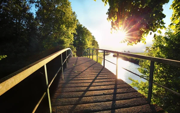 Soleil sur le pont et la rivière — Photo