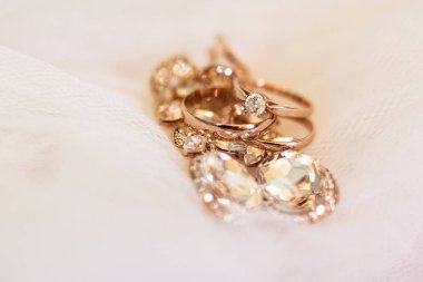 Alyanslar beyaz arkaplanda