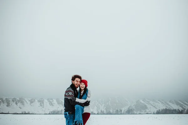 Guy with a girl walking in the mountains — Stock Photo, Image