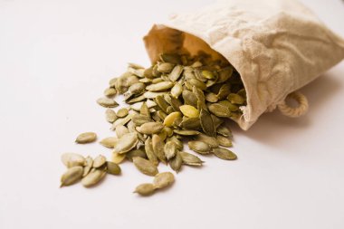 Beyaz arkaplanda izole edilmiş kabak tohumları