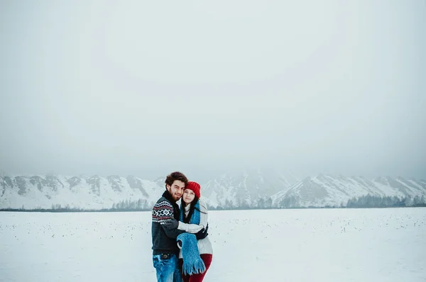 Facet z Dziewczyna, chodzenie w górach w zimie śmiejąc się — Zdjęcie stockowe