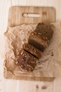 Taze ekmek ile ayçiçeği tohumu dilim ve rustik masada kesme bıçağı