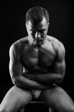 Vücut geliştirmeci gösterilen onun sırt ve pazı kas, kişisel fitness eğitmeni